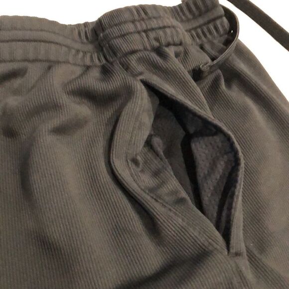 Under Armour Performance Football Shorts Sz. L - Picture 7 of 8